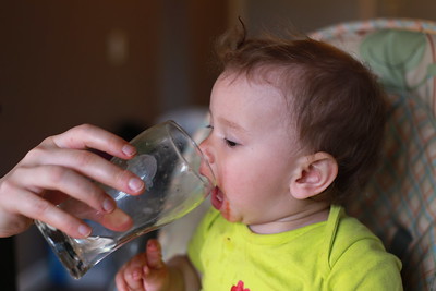 ofrecer agua al bebé