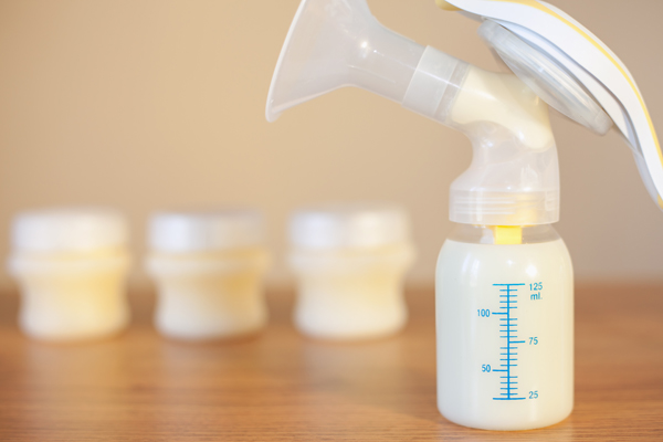 Cómo hacer un banco de leche materna, según los expertos