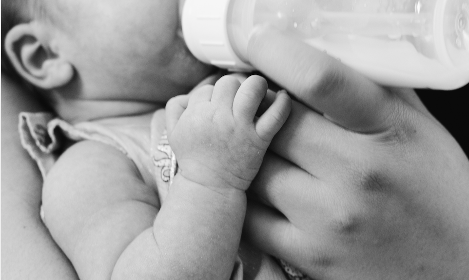 Suplementar con leche materna extraída u otra – Alba Lactancia Materna