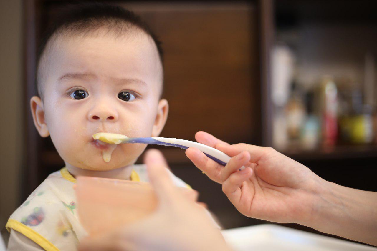 Sus primeras papillas: qué alimentos sólidos darle el bebé